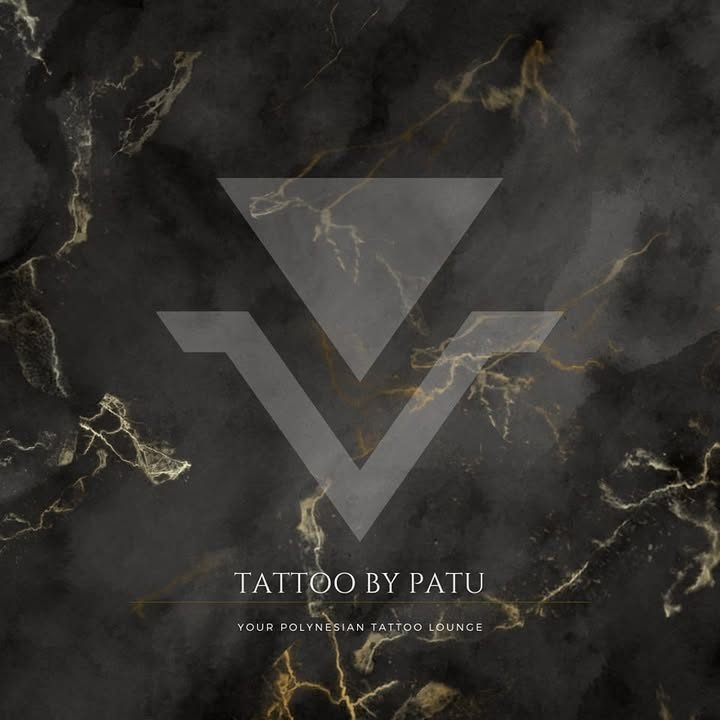 Emblème Tattoo by Patu sur marbre noir veiné d'or